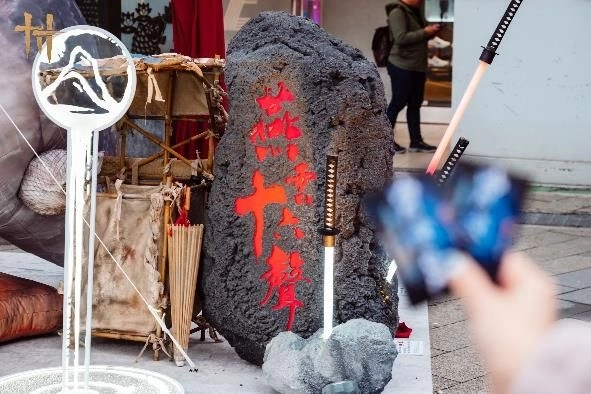 一張含有 地面, 人員, 戶外, 石頭 的圖片

AI 產生的內容可能不正確。