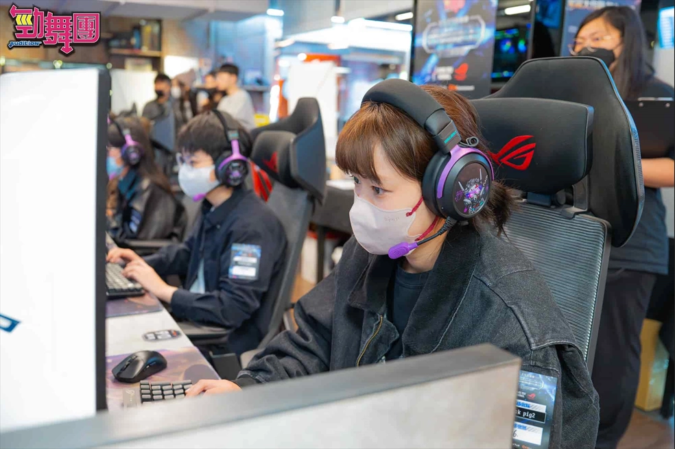 一張含有 服裝, 人員, 頭戴式耳機, 電腦 的圖片

AI 產生的內容可能不正確。