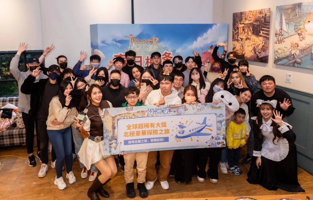 一張含有 服裝, 人員, 足部穿著, 牆 的圖片
自動產生的描述