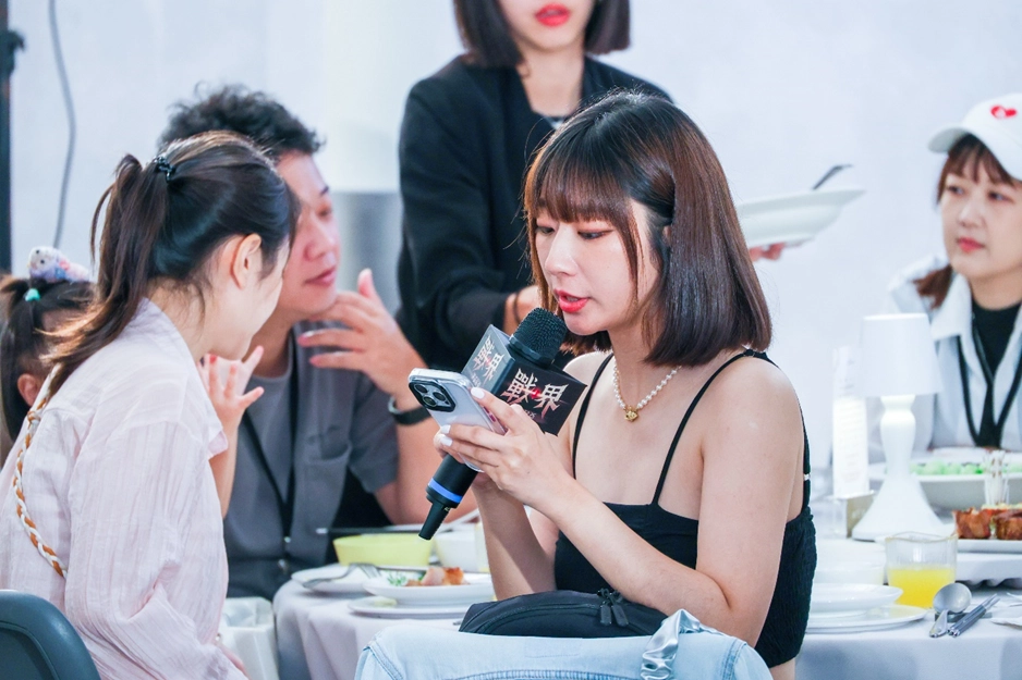 一張含有 人員, 服裝, 人的臉孔, 男人 的圖片

自動產生的描述