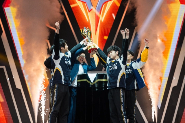 稱霸國際舞台！ 閃電狼 4：2擊敗泰國勁旅EA勇奪傳說對決 APL 2025 世界冠軍