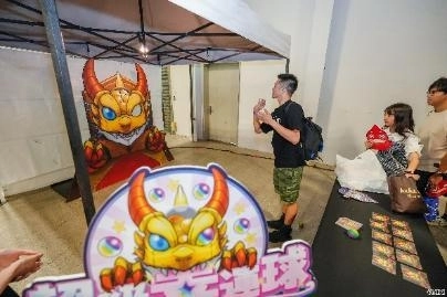 屋内, 人, テーブル, 立つ が含まれている画像

AI 生成コンテンツは誤りを含む可能性があります。