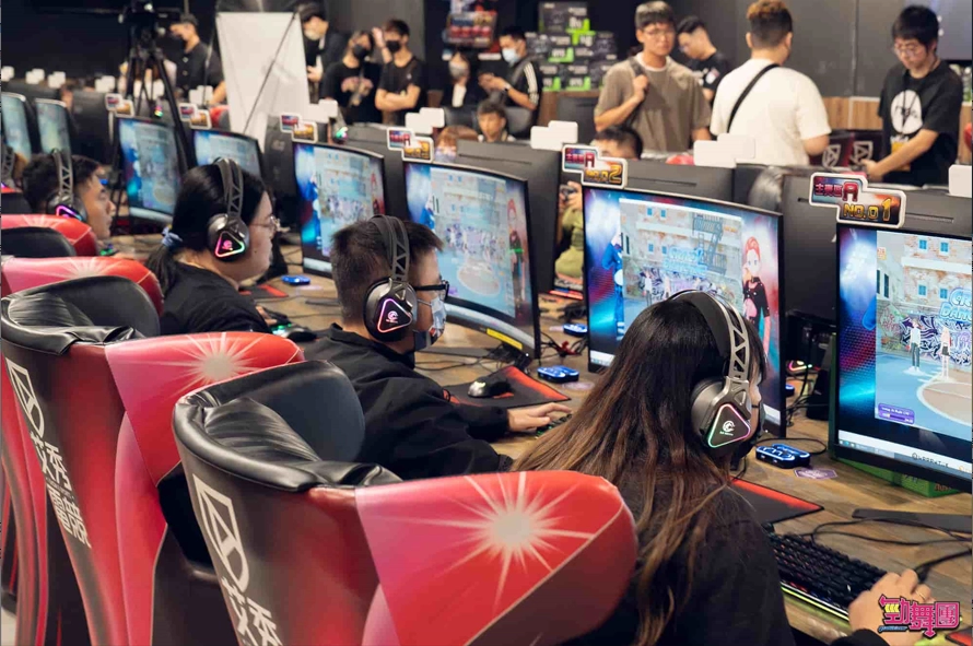 一張含有 人員, 服裝, 電腦, 室內 的圖片
自動產生的描述