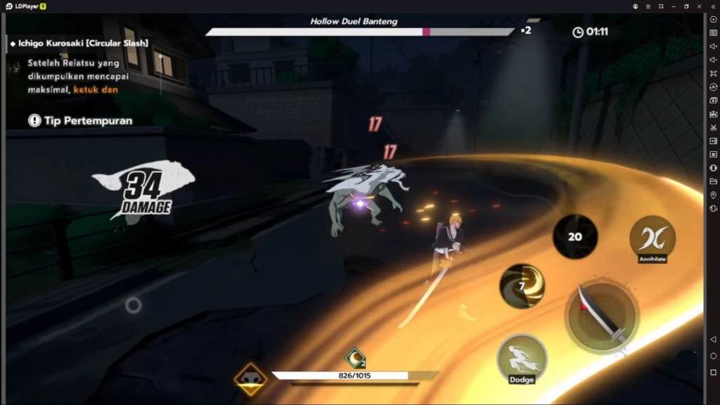 Ichigo Kurosaki bertarung melawan monster Hollow berwarna putih.