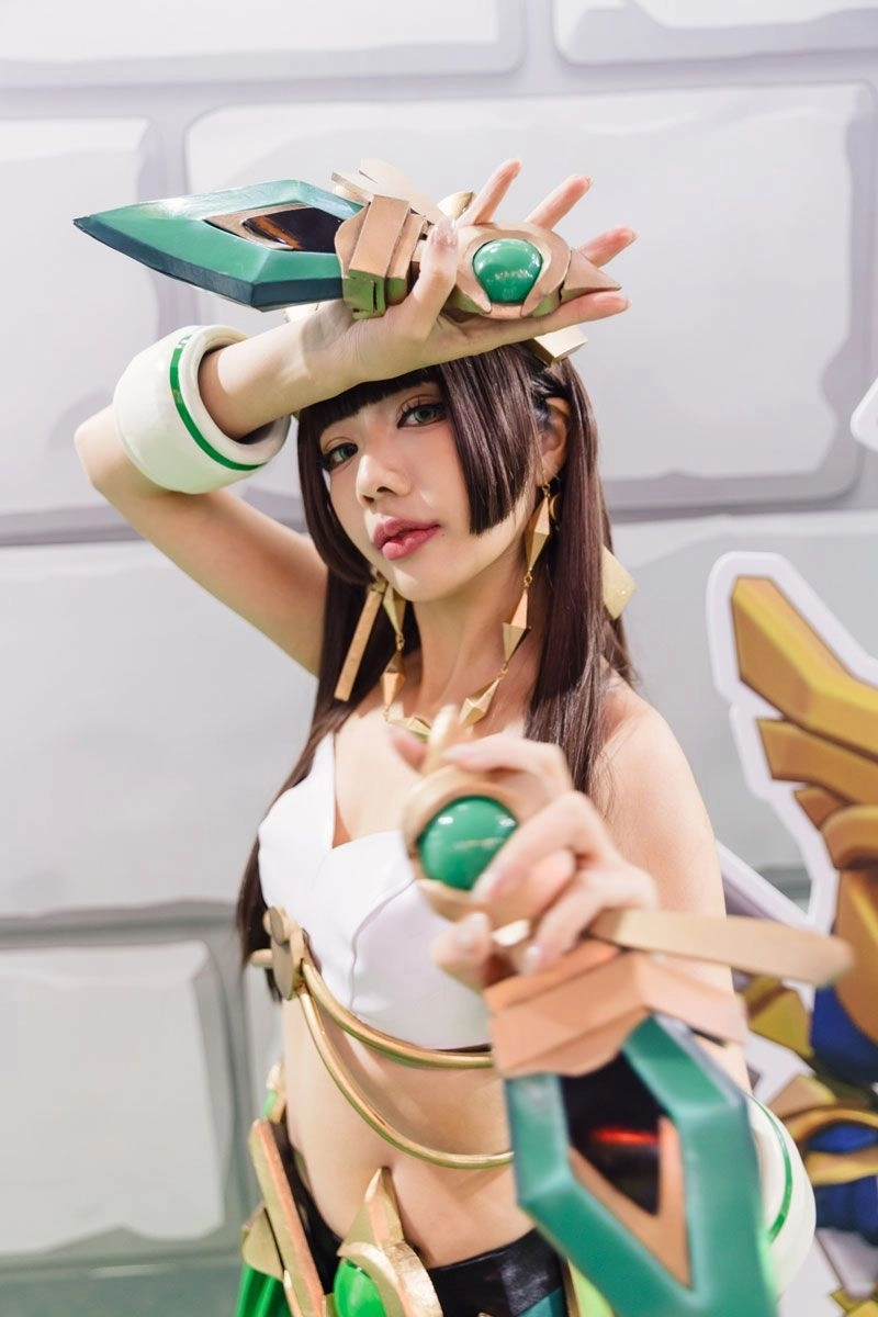 一張含有 人的臉孔, 服裝, 角色扮演, 人員 的圖片

AI 產生的內容可能不正確。