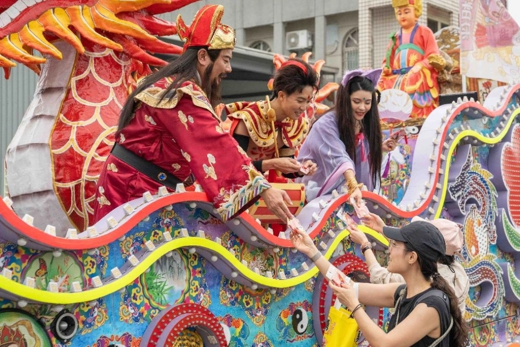 《星城Online》應援媽祖民俗盛典！  「累了請上車」休息巴士與藝閣車 伴信眾共走萬里路