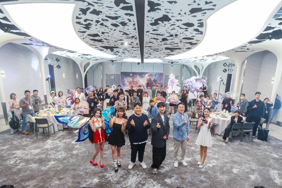 一張含有 服裝, 人員, 女人, 人民 的圖片

自動產生的描述