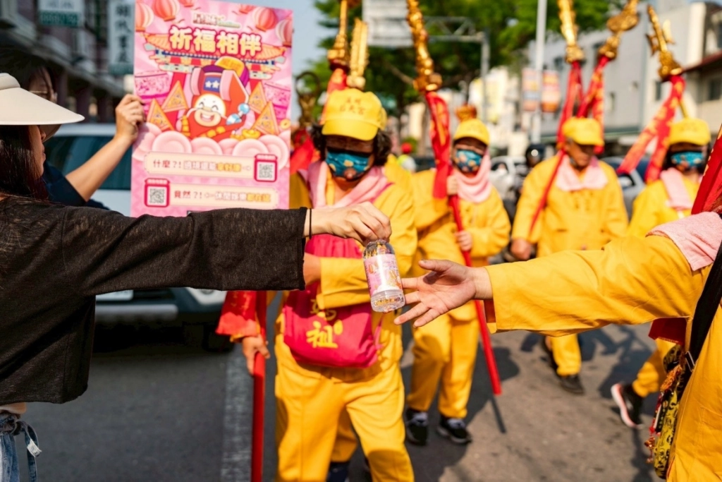 一張含有人員, 服裝, 戶外, 男人的圖片AI 產生的內容可能不正確。