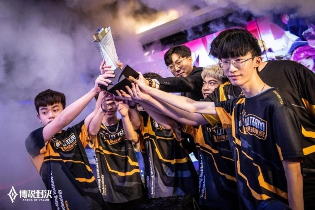 《Garena 傳說對決》ACS校園聯賽總決賽落幕 黎明企鵝創下雙冠紀錄！