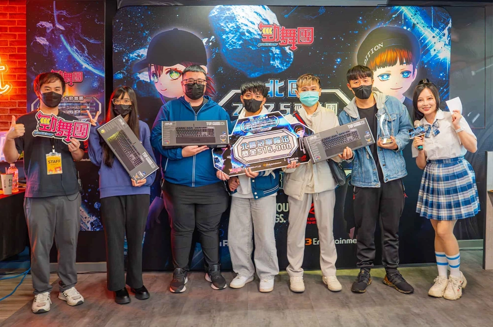 一張含有 服裝, 人員, 足部穿著, 微笑 的圖片

AI 產生的內容可能不正確。