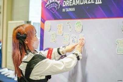 シャツ, 部屋 が含まれている画像

AI 生成コンテンツは誤りを含む可能性があります。