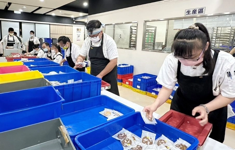 一張含有 服裝, 人員, 室內, 天花板 的圖片

AI 產生的內容可能不正確。