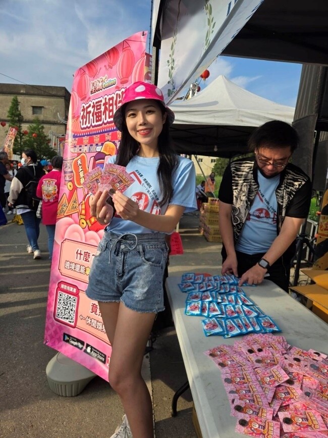 一張含有 服裝, 人員, 足部穿著, 天空 的圖片

AI 產生的內容可能不正確。
