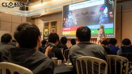 一張含有 服裝, 人員, 男人, 室內 的圖片

AI 產生的內容可能不正確。