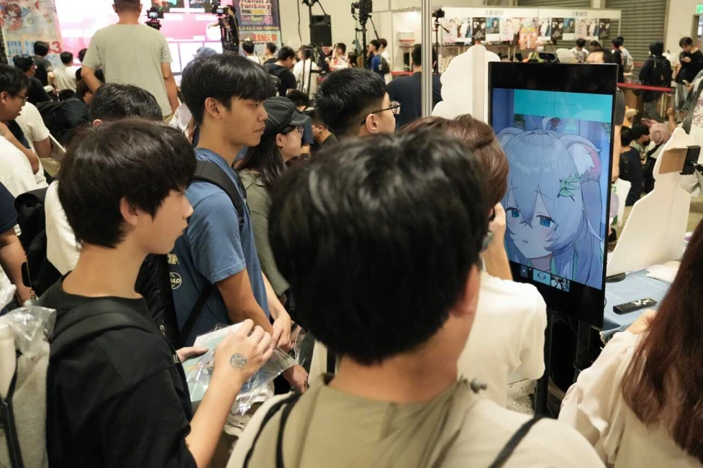 一張含有 服裝, 人員, 人的臉孔, 男人 的圖片

自動產生的描述