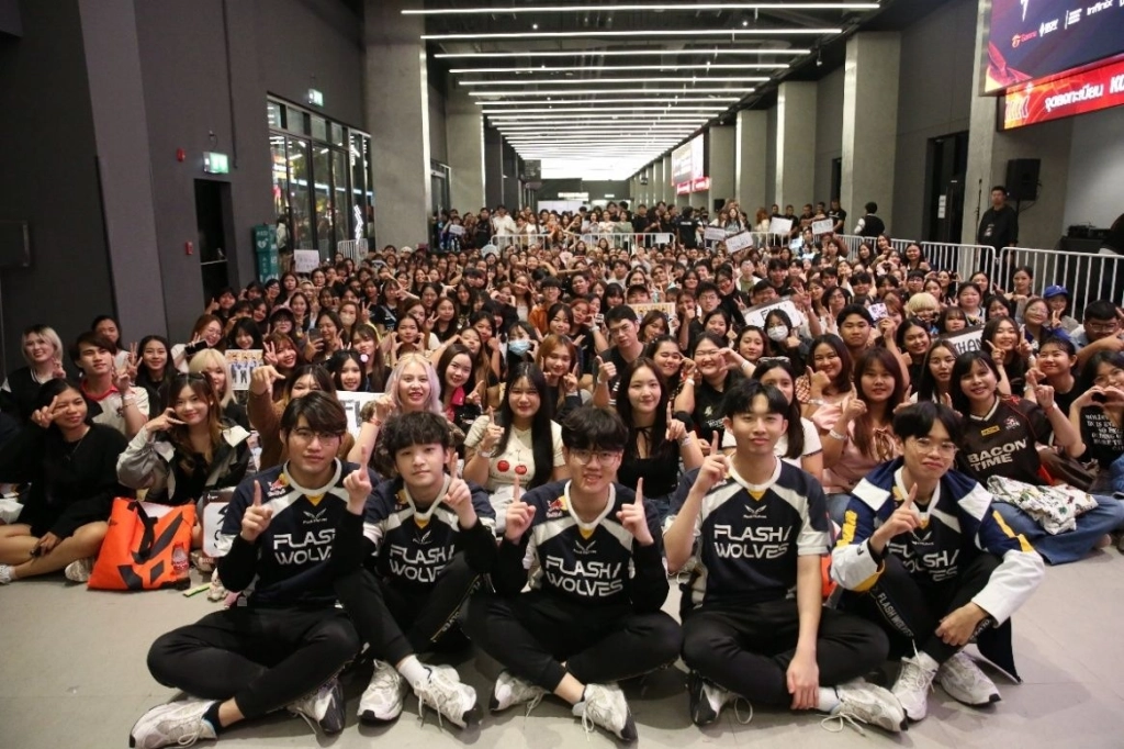 一張含有 服裝, 人員, 足部穿著, 女人 的圖片

AI 產生的內容可能不正確。