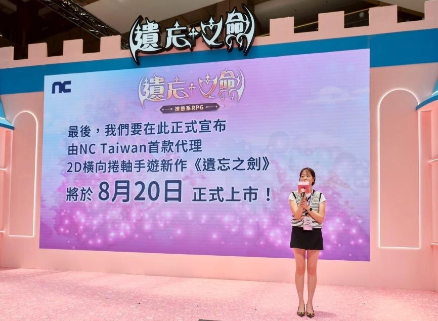 一張含有 文字, 服裝, 足部穿著, 牆 的圖片

AI 產生的內容可能不正確。