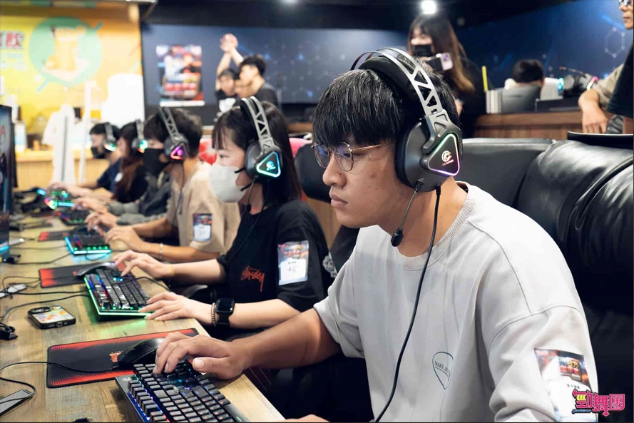 一張含有 人員, 室內, 服裝, 頭戴式耳機 的圖片
自動產生的描述