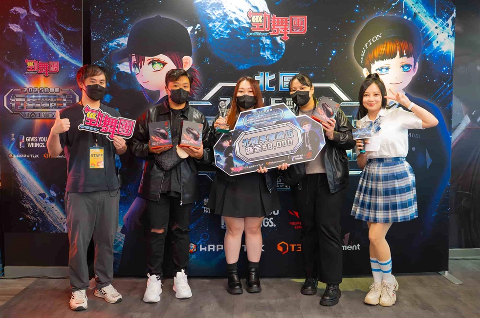 一張含有 服裝, 足部穿著, 人員, 人的臉孔 的圖片

AI 產生的內容可能不正確。