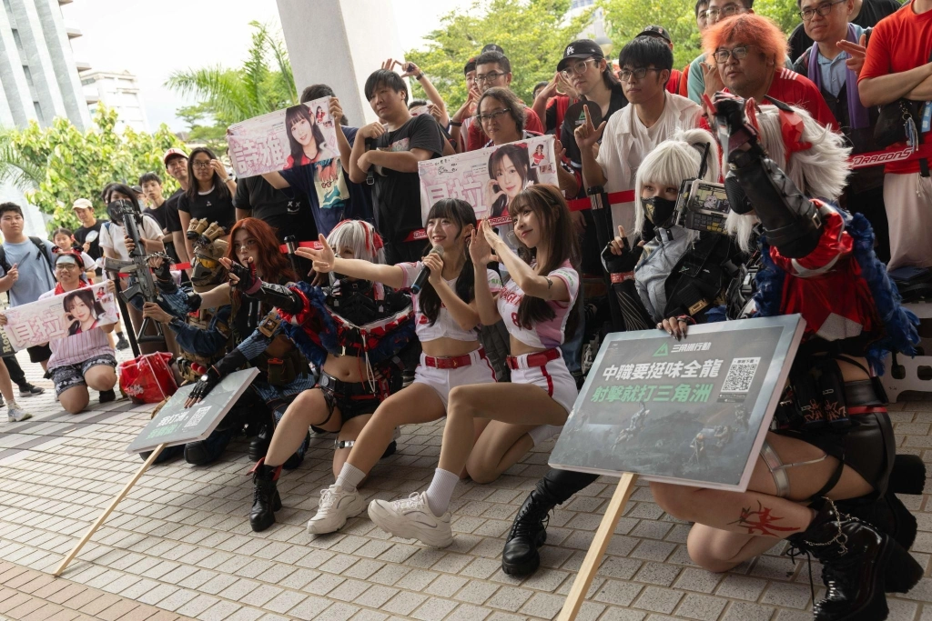 《Garena® 三角洲行動》席捲天母棒球場 李多慧領軍小龍女掀排隊熱潮