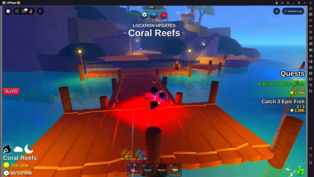 Tampilan permainan dengan karakter berdiri di dermaga kayu, lokasi diperbarui ke Coral Reefs. Di kanan layar terdapat daftar quest dengan progress tangkapan ikan.