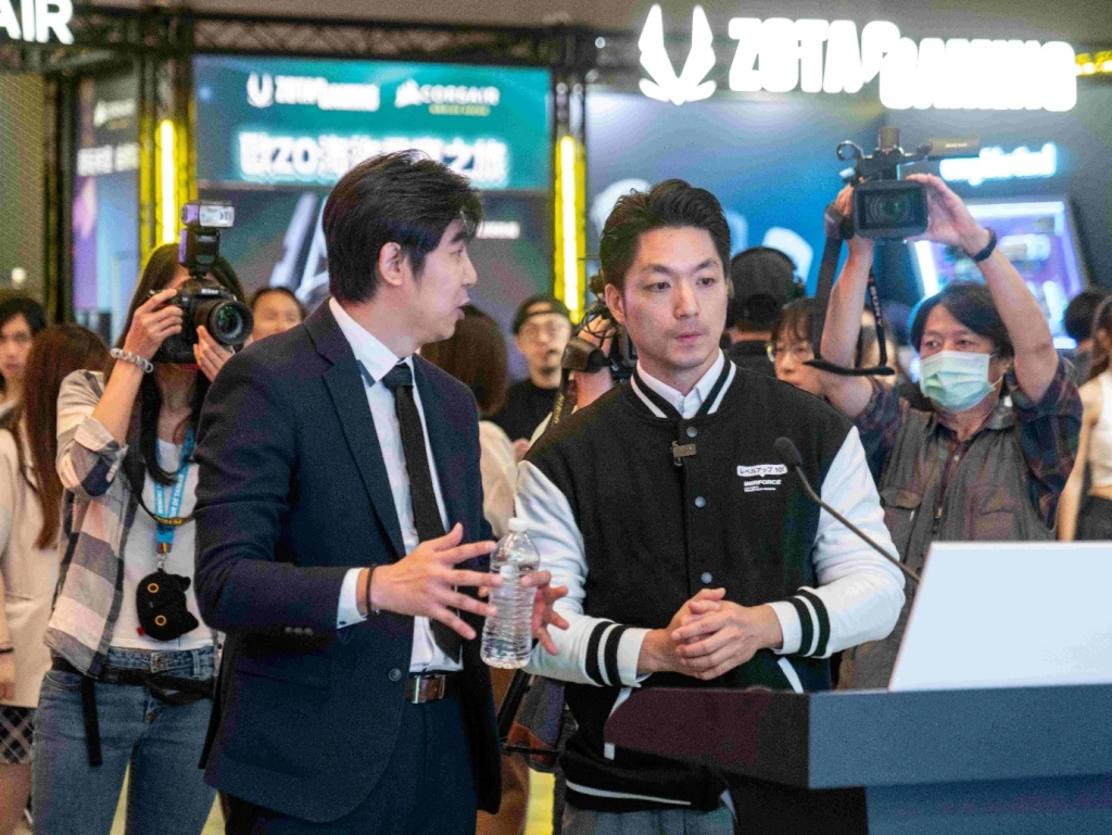 一張含有 服裝, 人員, 男人, 人的臉孔 的圖片

自動產生的描述