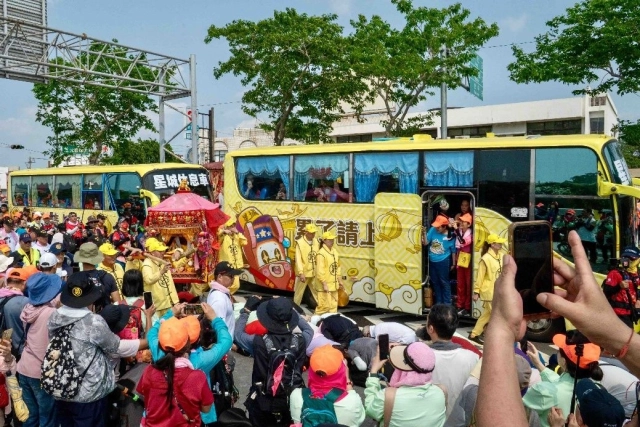 《星城Online》應援媽祖民俗盛典！  「累了請上車」休息巴士與藝閣車 伴信眾共走萬里路