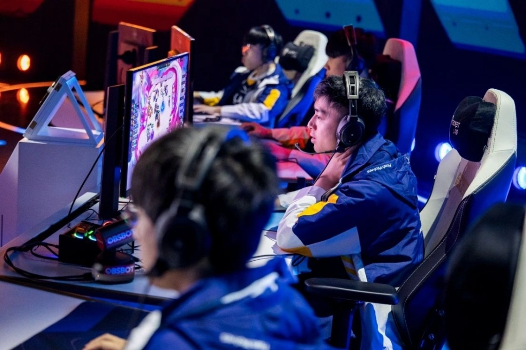 一張含有 人員, 服裝, 室內, 電腦 的圖片
AI 產生的內容可能不正確。