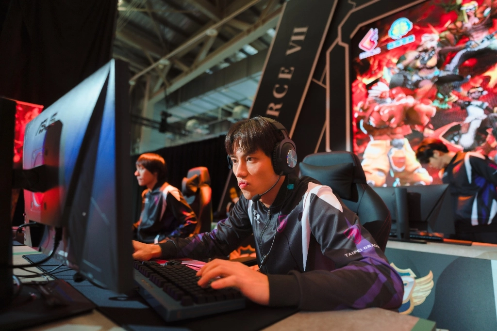 鏡文學、G9特攻聯盟 共同打造《X！又是星期一》電競背景