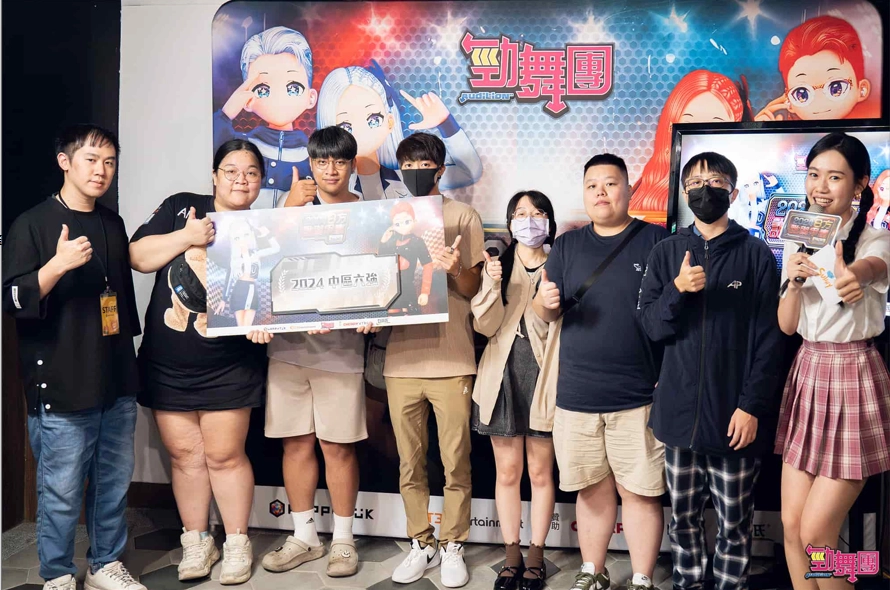 一張含有 服裝, 人員, 足部穿著, 微笑 的圖片
自動產生的描述