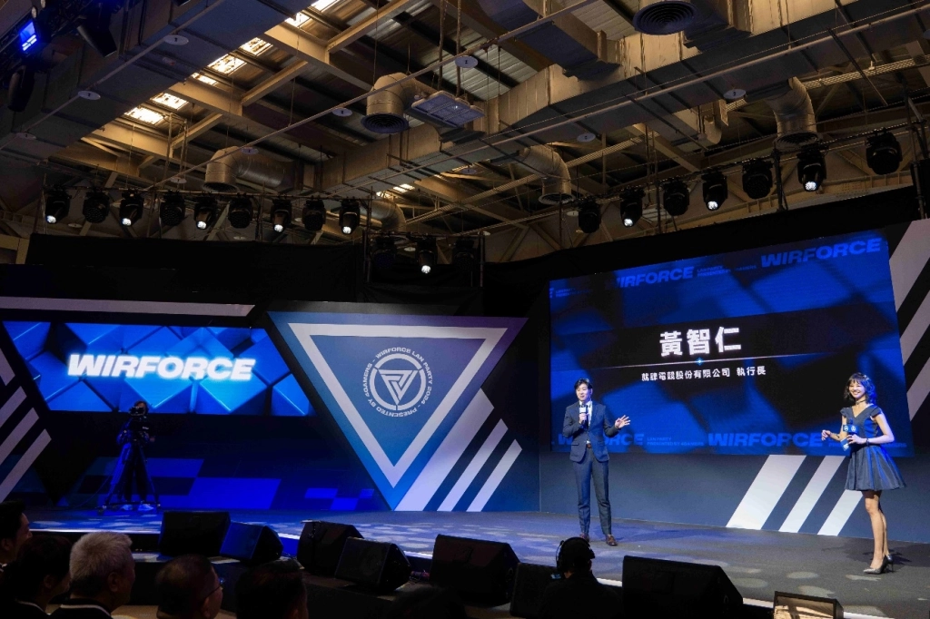 一張含有 服裝, 室內, 觀眾, 舞台設備 的圖片

自動產生的描述