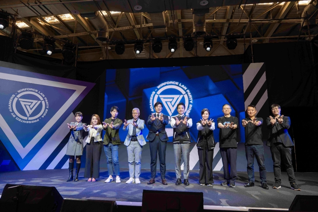 一張含有 服裝, 人員, 室內, 舞台 的圖片

自動產生的描述