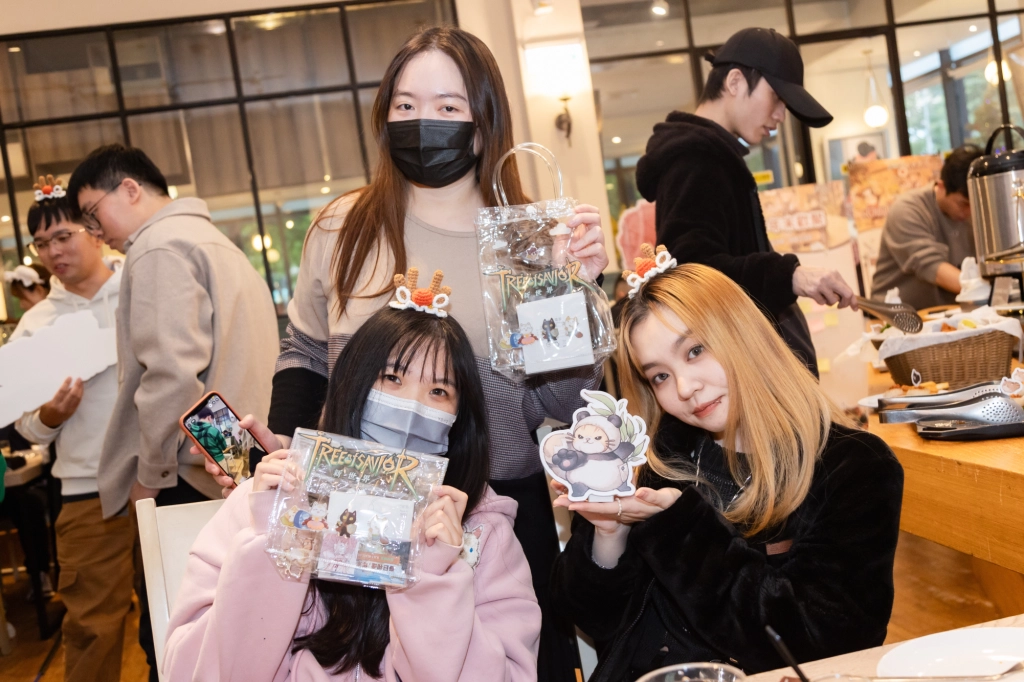 一張含有 服裝, 人的臉孔, 人員, 室內 的圖片
自動產生的描述