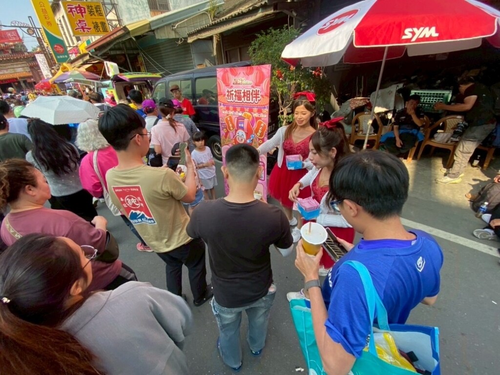 一張含有服裝, 人員, 足部穿著, 女人的圖片AI 產生的內容可能不正確。