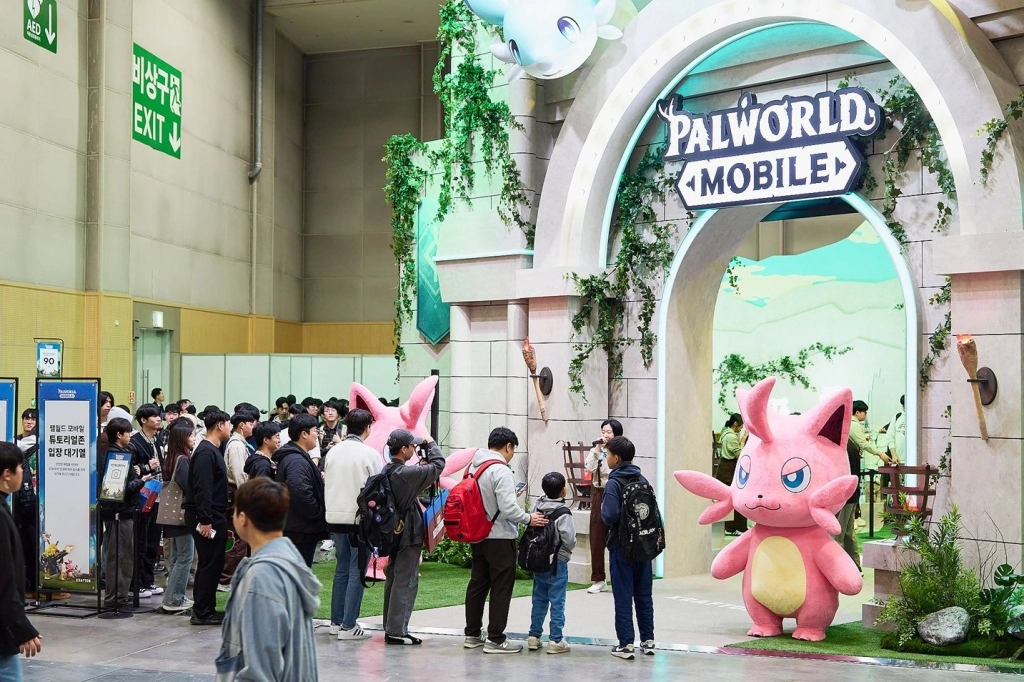 一張含有 服裝, 建築, 足部穿著, 男人 的圖片

AI 產生的內容可能不正確。