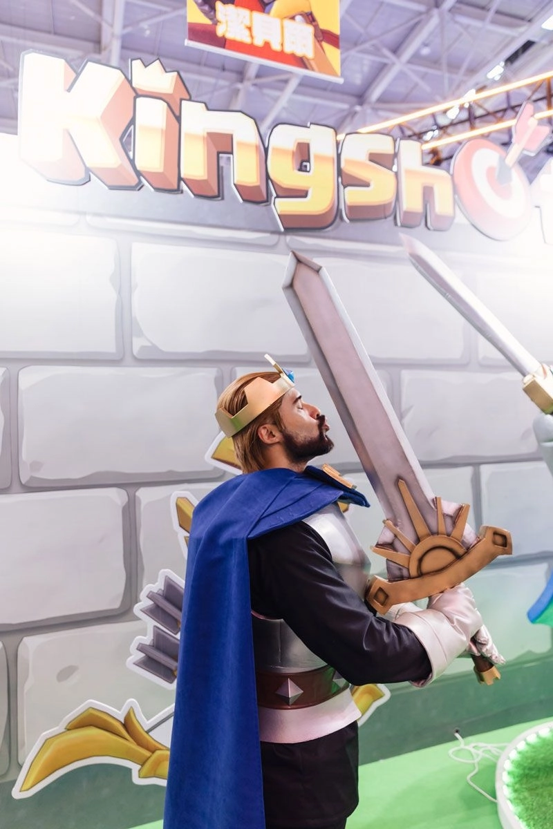 一張含有 服裝, 卡通, 人員, 虛構角色 的圖片

AI 產生的內容可能不正確。