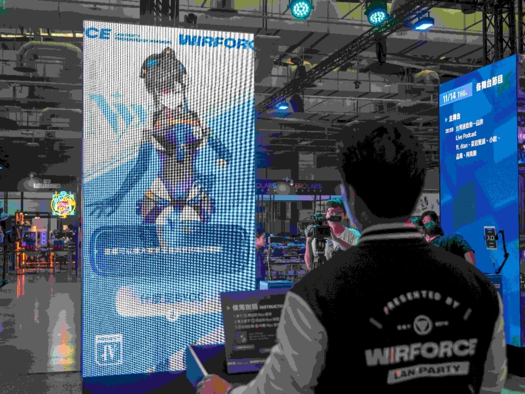 一張含有 文字, 服裝, 人員, 屏幕、螢幕 的圖片

自動產生的描述